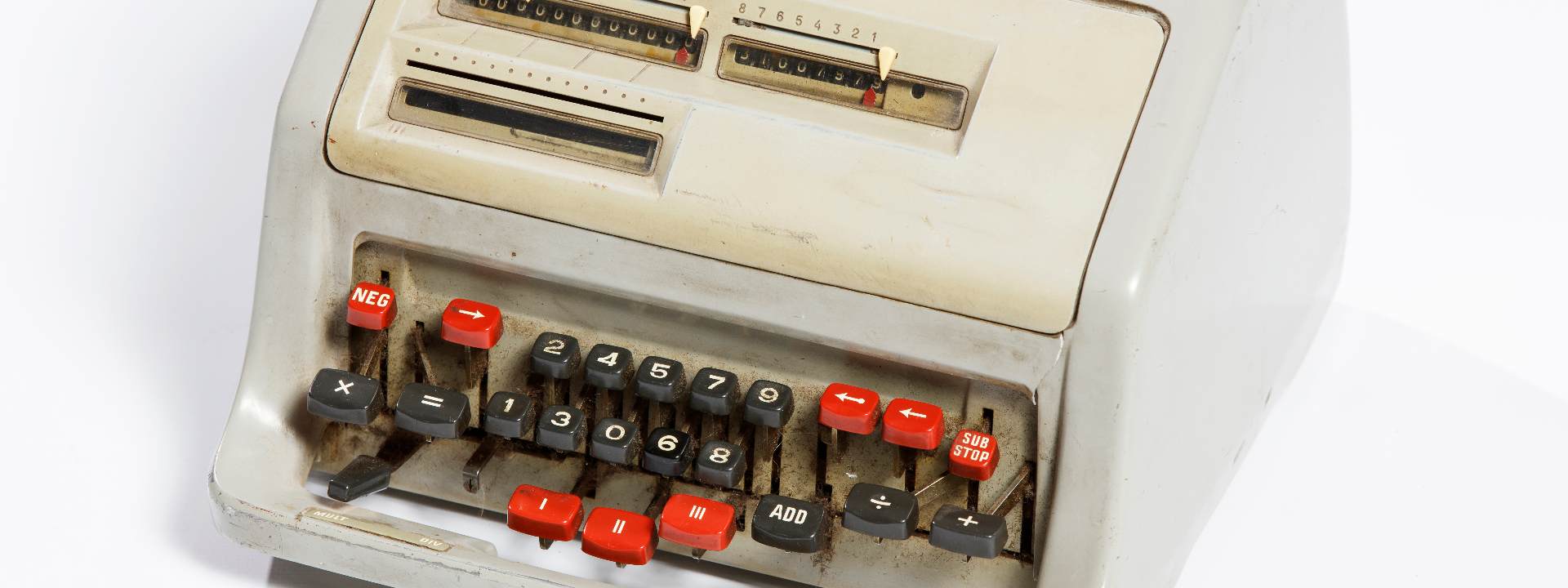 So sah es am Tisch in der Buchhaltung aus - jetzt kommt die KI! Die Erfindung der mechanischen Rechenmaschine wird übrigens dem evangelischen Theologen Wilhelm Schickhardt zugeschrieben.