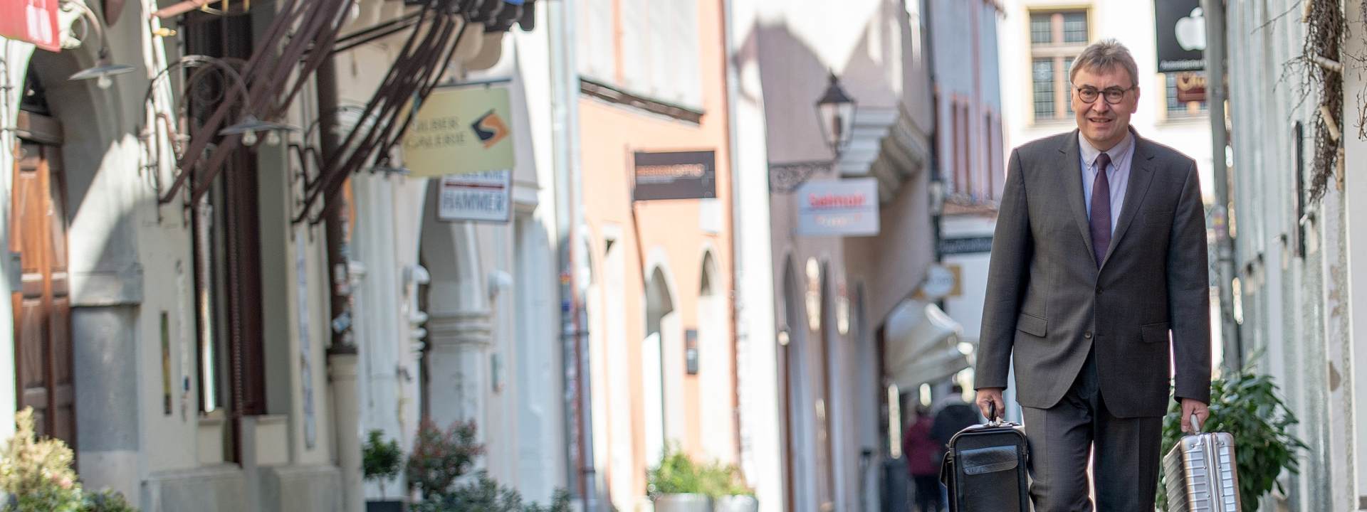 Prof. Dr. Claus Koss in der Regensburger Altstadt